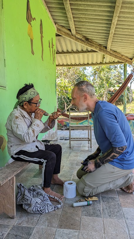 Fede Funkel recibiendo medicina del Pajé Kupi del linaje Huni Kuin