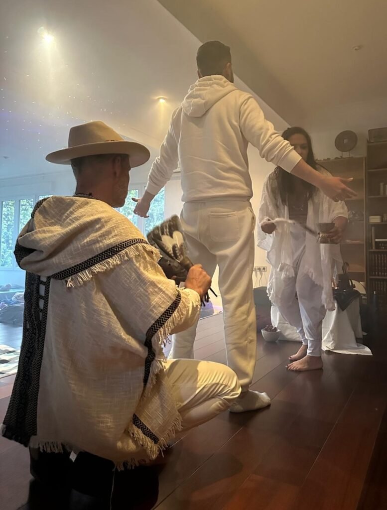 Ritual de limpieza con abanico de plumas antes de una ceremonia de Ayahuasca