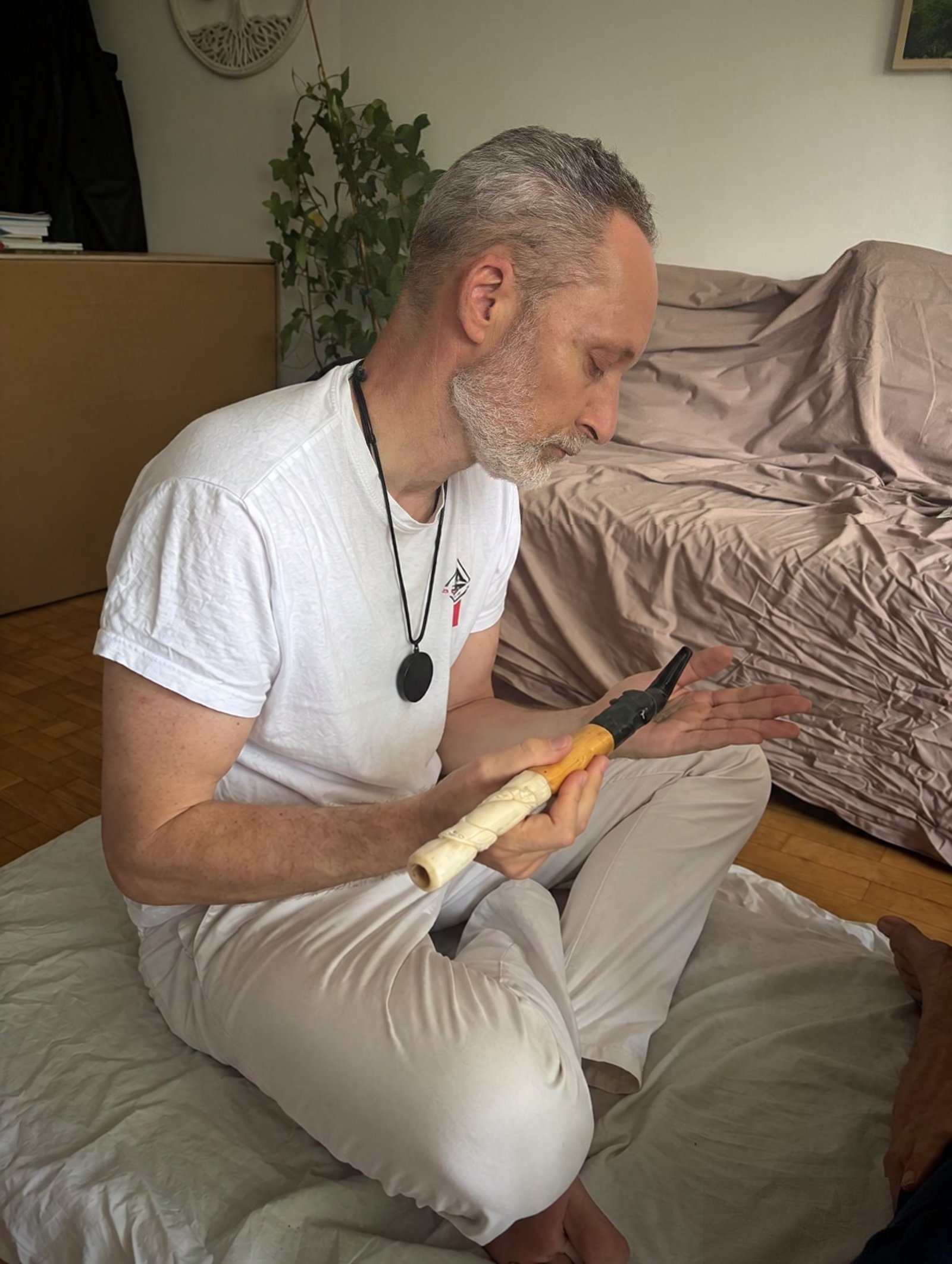 Fede Funkel prepara rapé en la palma de la mano antes de una ceremonia