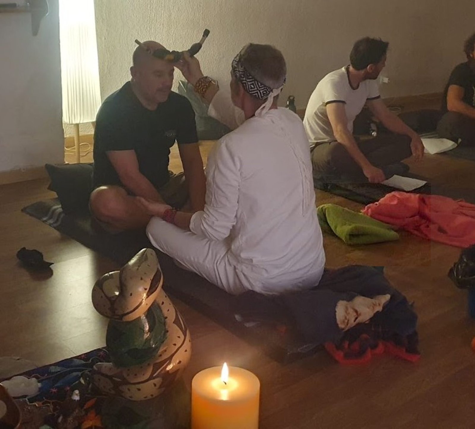 Facilitador aplicando rapé a un participante durante un retiro de Ayahuasca