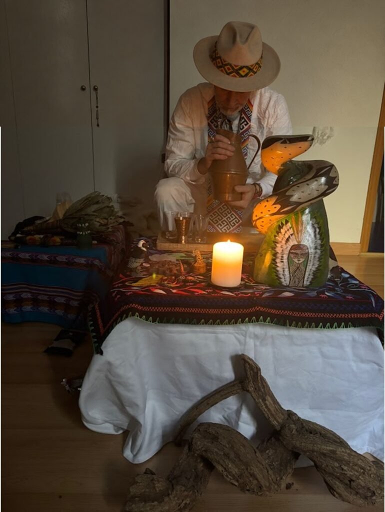 Sirviendo Ayahuasca desde una jarra de cobre junto al altar, a la luz de una vela